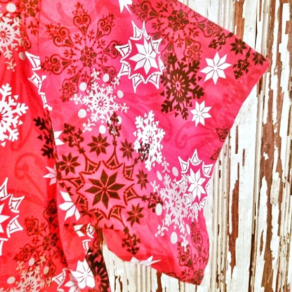 UA Scrubs Scrub Top Red Snowflake Print Size M - Picture 2 of 7